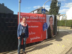 Bürgermeisterkandidatin Karin Küsel-Ferber vor dem Großraumplakat an der Arenberger Straße.
